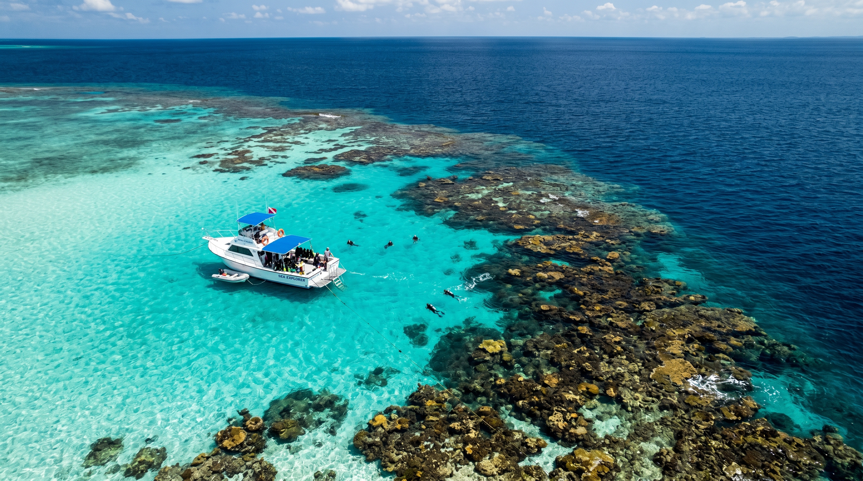 Embarcación de buceo en arrecife