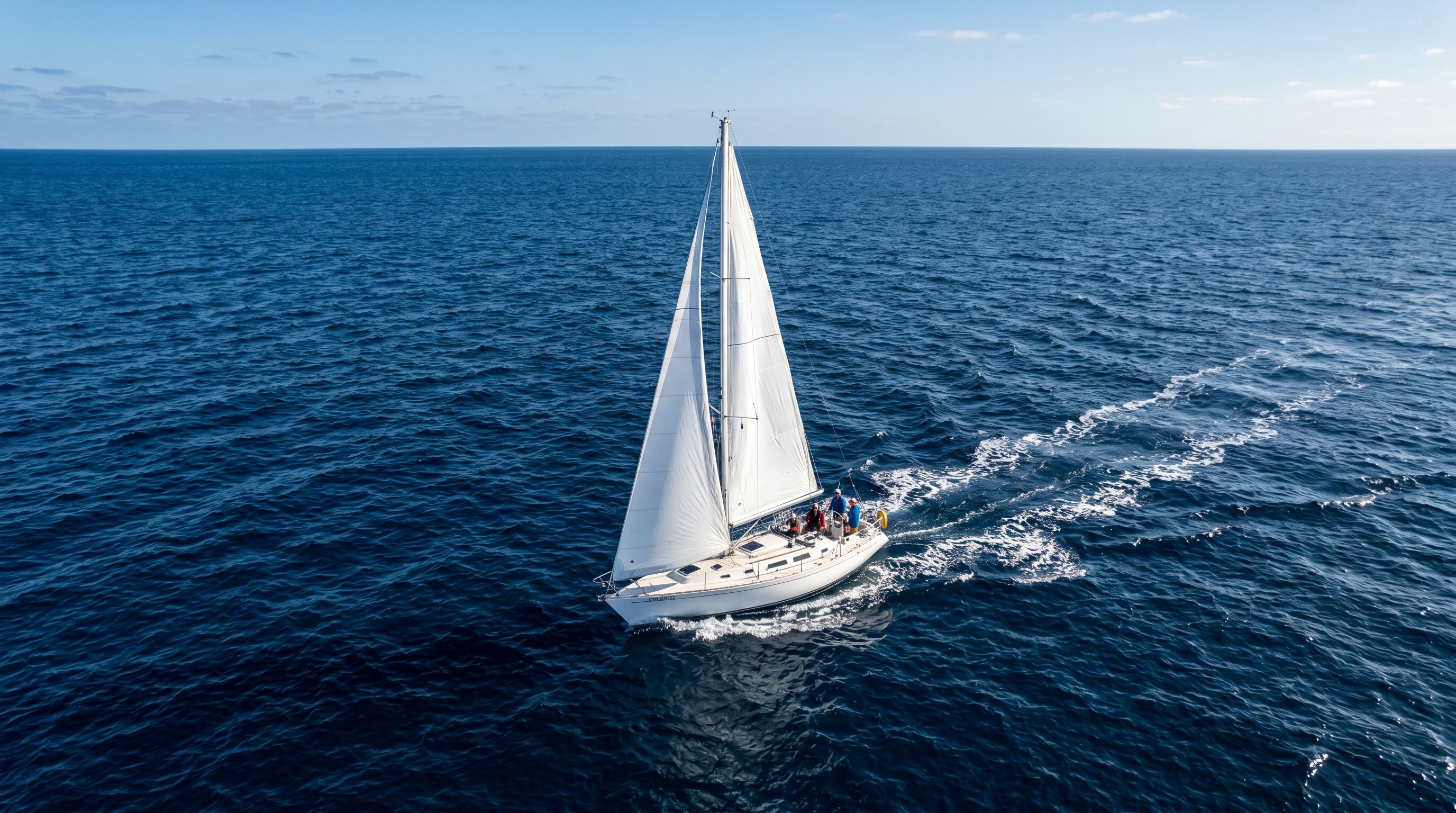 Velero en mar abierto